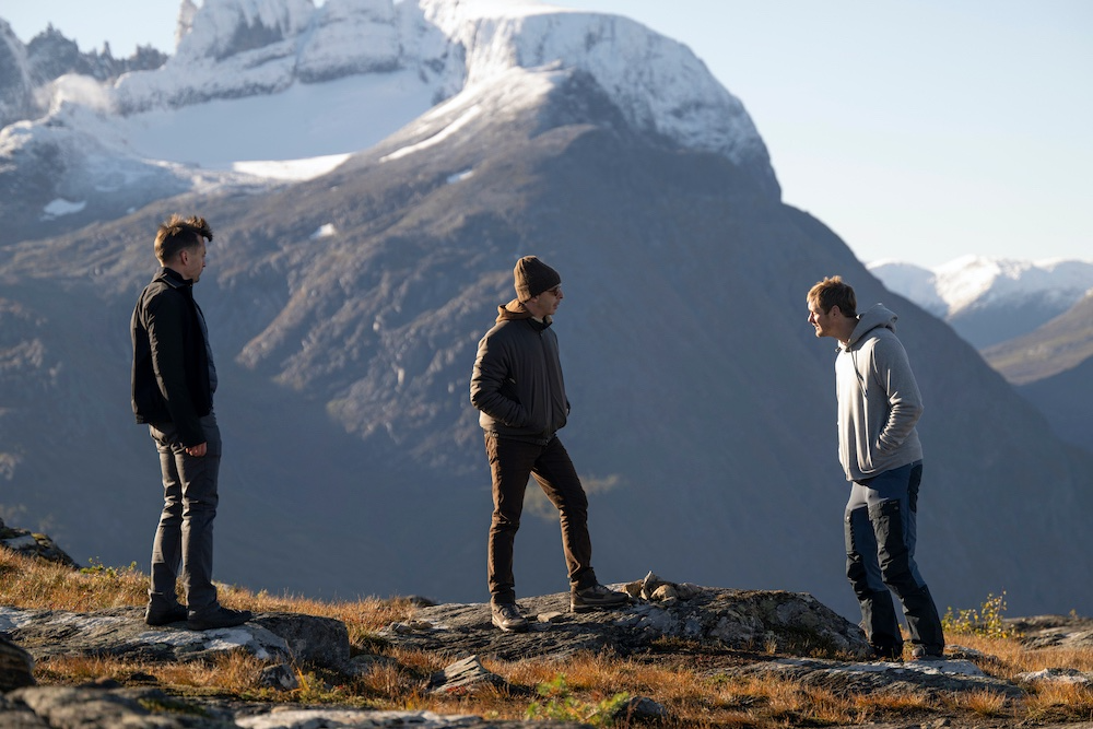 Protagonistas de Succession sobre un cerro