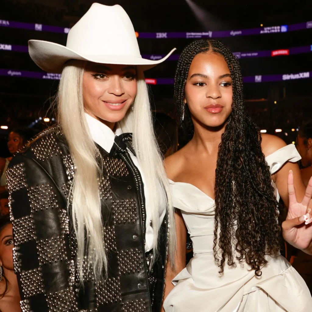Beyonce (a la izquierda) y Blue Ivy Carter (a la derecha), en los Grammys 2024
