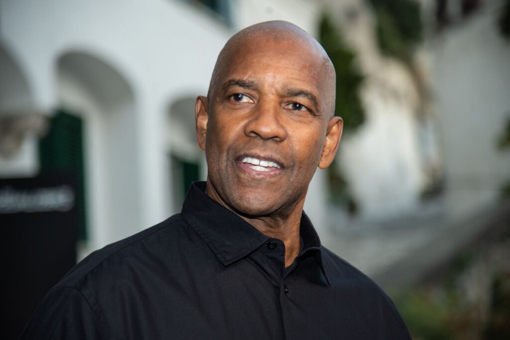Denzel Washington vestido con una camisa negra