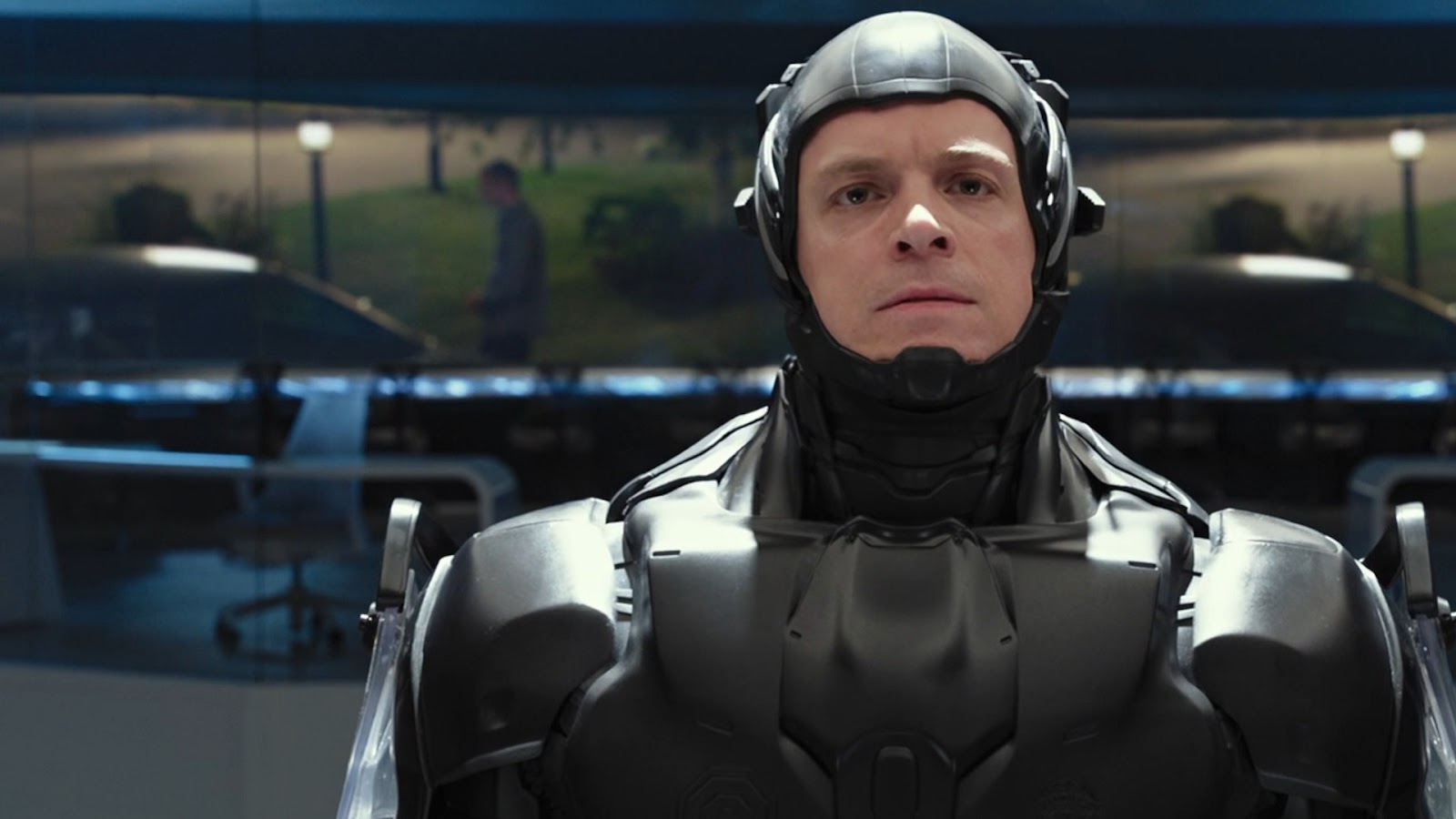 Joel Kinnaman en Robocop, con su cuerpo completamente de metal, excepto su rostro